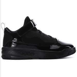 KIDS' JORDAN MAX AURA 2 BASKETBALL SHOES